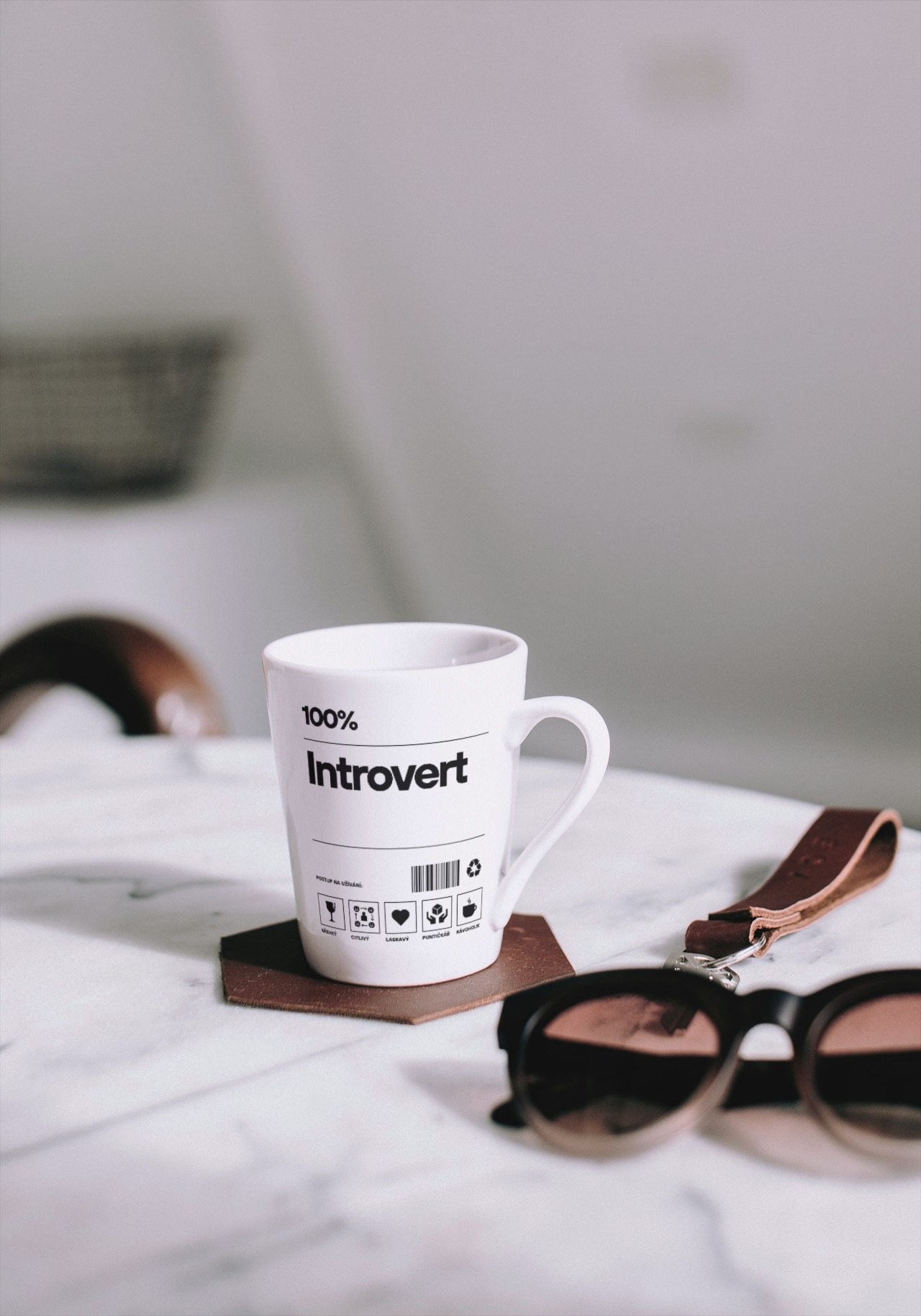 Hrnek malý bílý s potiskem 100% Introvert