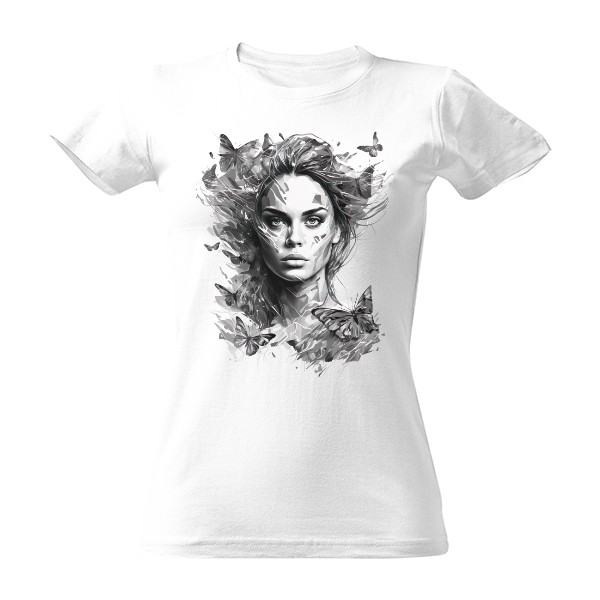 Čiernobiela žena s motýľmi