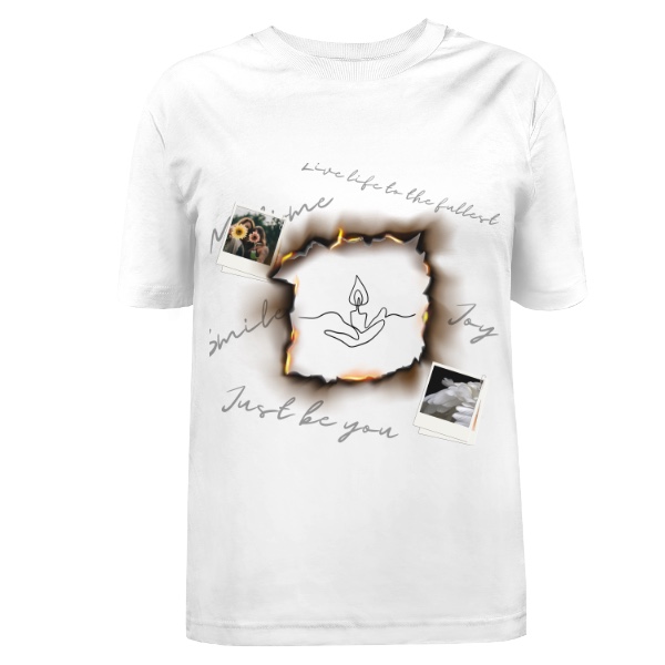 Hořící svíčka s motivačními hesly a polaroid fotkami